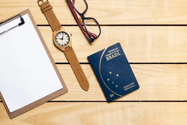 Pasaporte Brasileño Mesa Madera Itens Para Viajar Republica Federativa Brasil —  Fotos de Stock