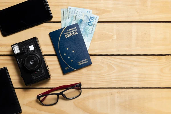 Pasaporte Brasileño Mesa Madera Itens Para Viajar Republica Federativa Brasil —  Fotos de Stock