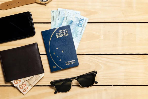 Pasaporte Brasileño Mesa Madera Itens Para Viajar Republica Federativa Brasil —  Fotos de Stock