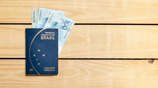 Passaporte Brasileiro Mesa Madeira Itens Para Viagem Republica Federativa Brasil — Fotografia de Stock