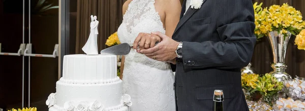 Uma Noiva Noivo Estão Cortar Bolo Casamento Belo Bolo Conceito — Fotografia de Stock