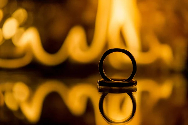 Anillos Boda Con Fondo Fuego — Foto de Stock