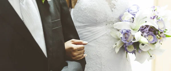 Noiva Belo Vestido Branco Segurando Belo Buquê Flores Casamento Feitas — Fotografia de Stock