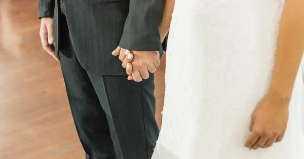Jovem Casal Mãos Dadas Dia Casamento Cerimônia — Fotografia de Stock