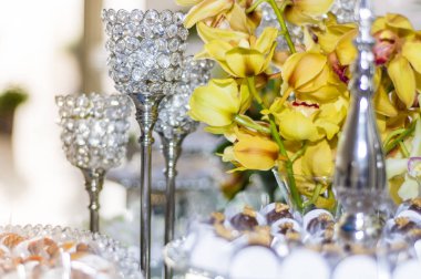 Düğün, evlilik tabloda şeker.