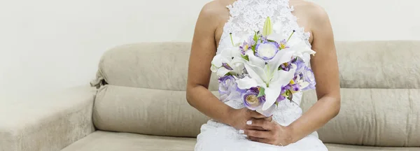 柔らかいバラとユリの手作りの結婚式の花の美しい花束を持って美しい白いドレスの婚約者 — ストック写真