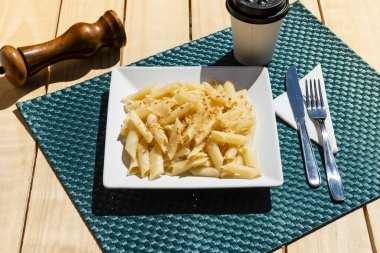 Sarımsak, maydanoz ve zeytinyağı tablo ile makarna.