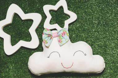 El yapımı suni çim üzerinde bulut.