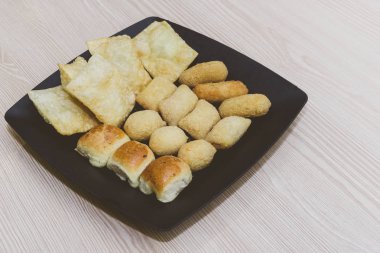 ahşap arka plan üzerinde parti salata.