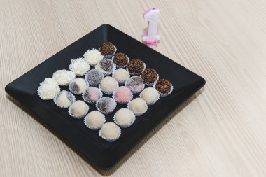 Geleneksel Brezilya tatlılar - brigadeiros - ahşap arka plan üzerinde.
