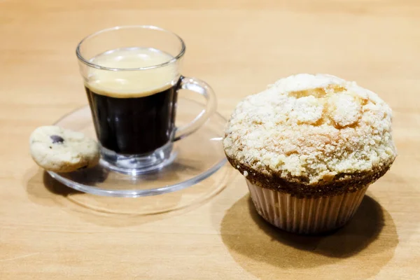 Φλιτζάνι Εσπρέσο Cupcake Στο Ξύλινο Τραπέζι — Φωτογραφία Αρχείου