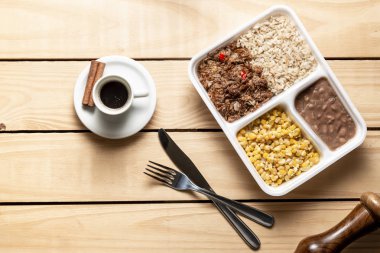 Parçalanmış sığır eti ve Mısır yahnisi ile kahverengi pirinç. Brezilyalı beslenme çantası. üstten görünüm