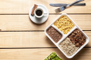 Parçalanmış sığır eti ve Mısır yahnisi ile kahverengi pirinç. Brezilyalı beslenme çantası. üstten görünüm