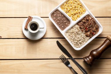 Parçalanmış sığır eti ve Mısır yahnisi ile kahverengi pirinç. Brezilyalı beslenme çantası. üstten görünüm