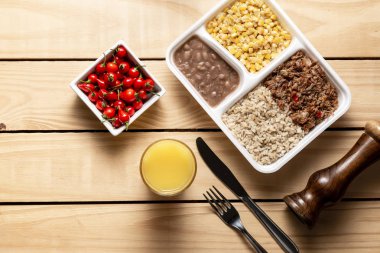 Parçalanmış sığır eti ve Mısır yahnisi ile kahverengi pirinç. Brezilyalı beslenme çantası. üstten görünüm