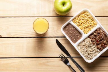 Parçalanmış sığır eti ve Mısır yahnisi ile kahverengi pirinç. Brezilyalı beslenme çantası. üstten görünüm