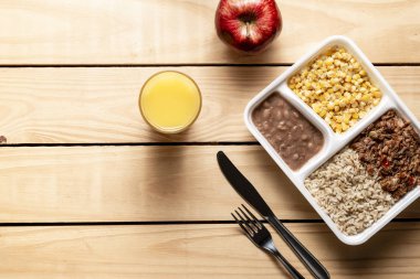 Parçalanmış sığır eti ve Mısır yahnisi ile kahverengi pirinç. Brezilyalı beslenme çantası. üstten görünüm