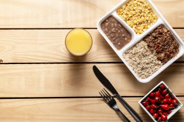 Parçalanmış sığır eti ve Mısır yahnisi ile kahverengi pirinç. Brezilyalı beslenme çantası. üstten görünüm