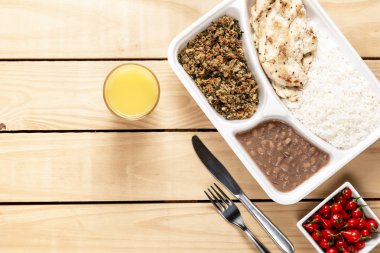 beyaz pirinç tavuk fasulye ve manyok un. Brezilyalı beslenme çantası. üstten görünüm