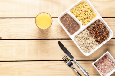 Parçalanmış sığır eti ve Mısır yahnisi ile kahverengi pirinç. Brezilyalı beslenme çantası. üstten görünüm