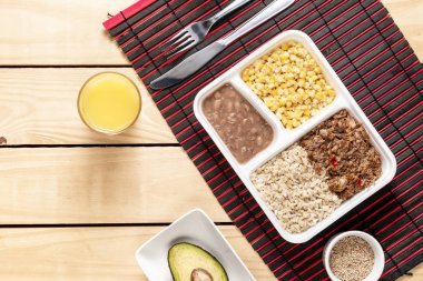 Parçalanmış sığır eti ve Mısır yahnisi ile kahverengi pirinç. Brezilyalı beslenme çantası. üstten görünüm