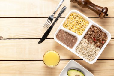 Parçalanmış sığır eti ve Mısır yahnisi ile kahverengi pirinç. Brezilyalı beslenme çantası. üstten görünüm