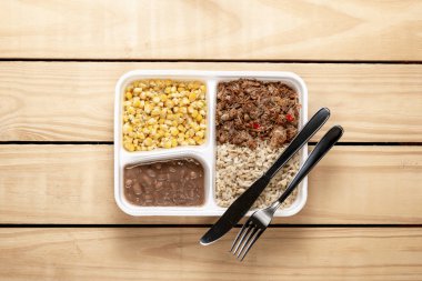 Parçalanmış sığır eti ve Mısır yahnisi ile kahverengi pirinç. Brezilyalı beslenme çantası. üstten görünüm