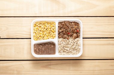 Parçalanmış sığır eti ve Mısır yahnisi ile kahverengi pirinç. Brezilyalı beslenme çantası. üstten görünüm