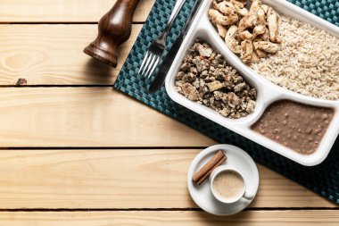 tavuk yemler gevrek sosu, patlıcan, domates ve Türkiye'de meme ile pişmiş yumurta