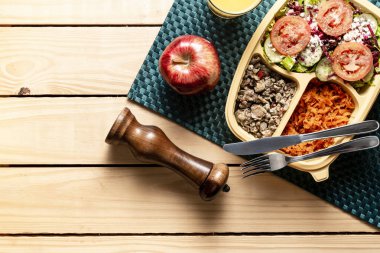 Salata, rendelenmiş kabak, patlıcan, domates ve Türkiye'de meme ile pişmiş yumurta