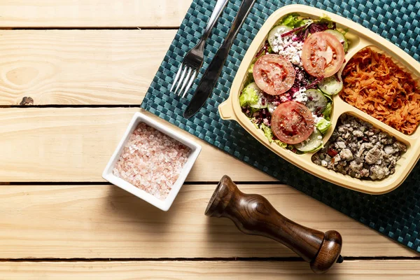 Salata, rendelenmiş kabak, patlıcan, domates ve Türkiye'de meme ile pişmiş yumurta