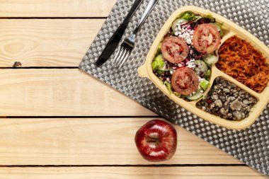 Salata, rendelenmiş kabak, patlıcan, domates ve Türkiye'de meme ile pişmiş yumurta