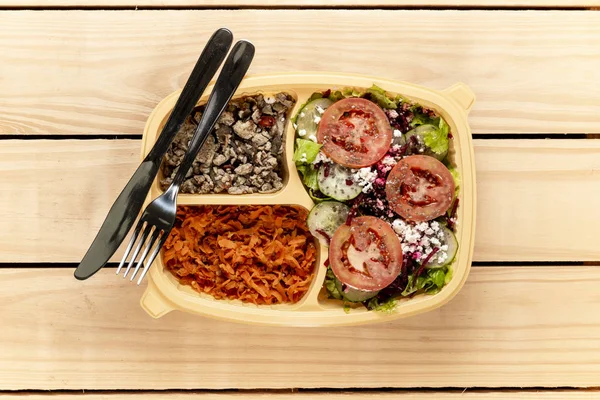 Salata, rendelenmiş kabak, patlıcan, domates ve Türkiye'de meme ile pişmiş yumurta