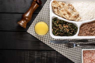 Parçalanmış sığır eti ve Mısır yahnisi ile kahverengi pirinç. Brezilyalı beslenme çantası. üstten görünüm