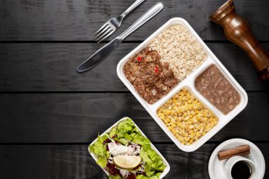 Parçalanmış sığır eti ve Mısır yahnisi ile kahverengi pirinç. Brezilyalı beslenme çantası. üstten görünüm