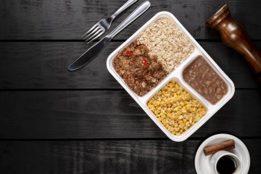 Parçalanmış sığır eti ve Mısır yahnisi ile kahverengi pirinç. Brezilyalı beslenme çantası. üstten görünüm