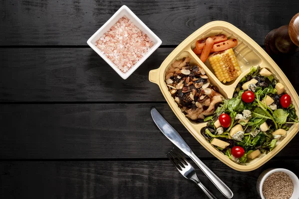 Salada Tiras Frango Com Cebolas Caramelizadas Amêndoas Cenoura Milho Lancheira — Fotografia de Stock