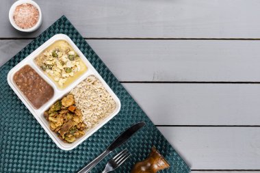 Et, sebze ve polenta kuşkonmaz ve çırpılmış yumurta ile kıyılmış. Brezilyalı beslenme çantası. Öncesinde yemek hazırlık ya da diyet kavramı. üstten görünüm.