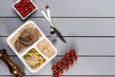 Beyaz kuru fasulye sote et ve sebze ile kahverengi pirinç. Brezilyalı beslenme çantası. Öncesinde yemek hazırlık ya da diyet kavramı. üstten görünüm.