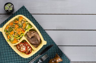 Et ve domates salatası ile doldurulmuş. Brezilyalı beslenme çantası. Öncesinde yemek hazırlık ya da diyet kavramı. üstten görünüm.