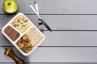 Et, sebze ve polenta kuşkonmaz ve çırpılmış yumurta ile kıyılmış. Brezilyalı beslenme çantası. Öncesinde yemek hazırlık ya da diyet kavramı. üstten görünüm.