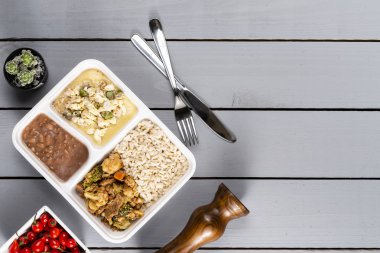 Et, sebze ve polenta kuşkonmaz ve çırpılmış yumurta ile kıyılmış. Brezilyalı beslenme çantası. Öncesinde yemek hazırlık ya da diyet kavramı. üstten görünüm.