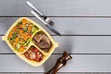 Et ve domates salatası ile doldurulmuş. Brezilyalı beslenme çantası. Öncesinde yemek hazırlık ya da diyet kavramı. üstten görünüm.