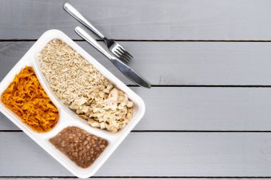 Kahverengi pirinç ve kabak yemler. Brezilyalı beslenme çantası. Öncesinde yemek hazırlık ya da diyet kavramı. üstten görünüm.