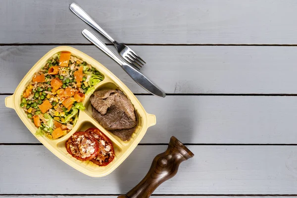 Carne Tomate Recheados Com Salada Lancheira Brasileira Preparação Refeições Frente — Fotografia de Stock
