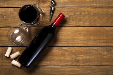 Bir şişe şarap cam ve ahşap arka plan tarihinde mantarlar. Kopya alanı ile üstten görünüm.