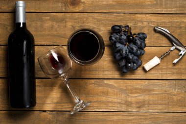 Bardak şarap şişesi mantarlar ve açacağı ahşap arka plan üzerinde. Kopya alanı ile üstten görünüm.