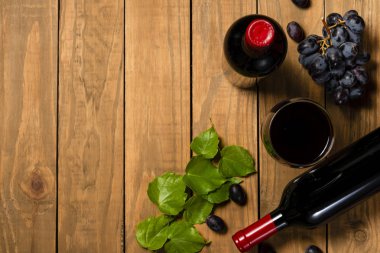 Ahşap arka plan üzerinde üzüm şarap Kupası demet şişe. Kopya alanı ile üstten görünüm .