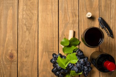 Şarap şişesi bardak demet üzüm ve Mantar tıpa ahşap arka plan üzerinde. Kopya alanı ile üstten görünüm