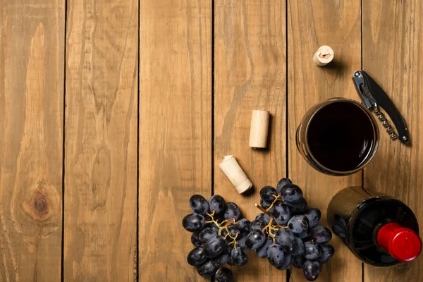 Botella Vino Tazas Racimos Uvas Tapón Corcho Sobre Fondo Madera —  Fotos de Stock